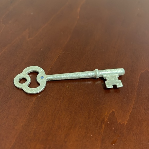 Sterling Silver Old Fashioned Key Replica Pendant with Iolite Stone - Picture 2 of 9